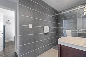 Dusche, Haartrockner, Handtücher, Shampoo