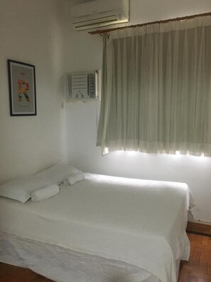 Minibar, meja kerja, setrika/meja setrika, dan Wi-Fi gratis