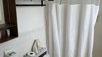 Deluxe Studio | Bathroom | Shower, free toiletries, hair dryer, towels