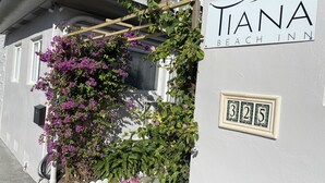 A building with a sign reading "Tiana Beach Inn" and a house number "325". - Tiana Beach Hotel (Hollywood)