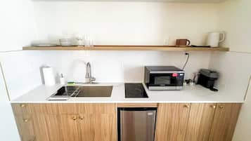 Studio Deluxe | Cuisine privée | Réfrigérateur, micro-ondes, cafetière/bouilloire, bouilloire électrique
