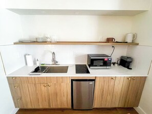 Deluxe Studio | Private kitchen - Tiana Beach Inn (Hollywood)