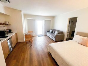 Deluxe Studio | Desk, iron/ironing board, free WiFi, bed sheets - Tiana Beach Inn (Hollywood)