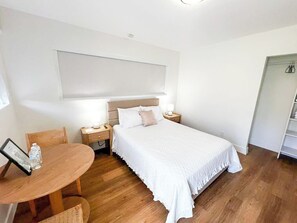 Escritorio, tabla de planchar con plancha, wifi gratis y ropa de cama 