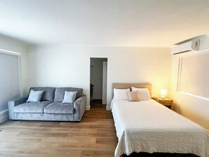 Deluxe Studio | Desk, iron/ironing board, free WiFi, bed sheets - Tiana Beach Inn (Hollywood)