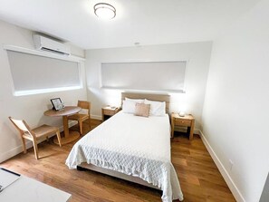 Standard Studio | Desk, iron/ironing board, free WiFi, bed sheets - Tiana Beach Inn (Hollywood)