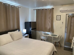 Standard Studio | Desk, iron/ironing board, free WiFi, bed sheets - Tiana Beach Inn (Hollywood)