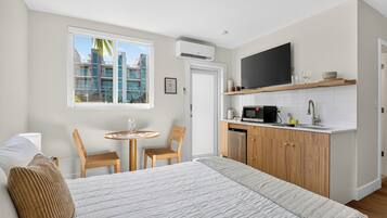 Standard Studio | Desk, iron/ironing board, WiFi (free), bed sheets