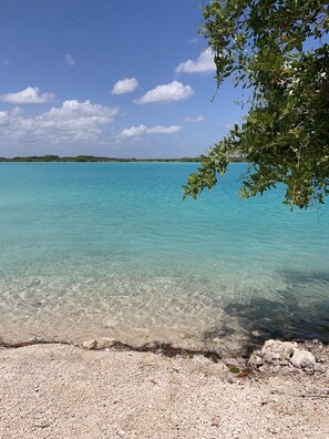 Espacio para trabajar con laptop y tabla de planchar con plancha 
