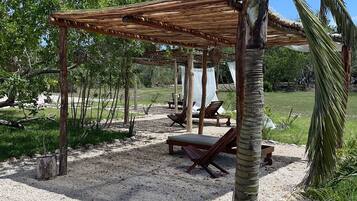 Espacio para trabajar con laptop y tabla de planchar con plancha