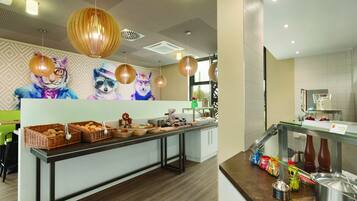 Bữa sáng buffet hàng ngày (16 EUR/mỗi người)