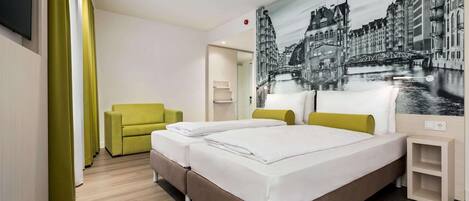 Hochwertige Bettwaren, Zimmersafe, Schreibtisch