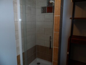 Bruser, hårtørrer, Toiletpapir
