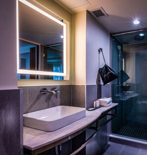 Premier Room, 1 King Bed, Non Smoking | Bathroom | Shower, rainfall showerhead, hair dryer, towels - La Quinta Inn & Suites by Wyndham Times Square South (New York)