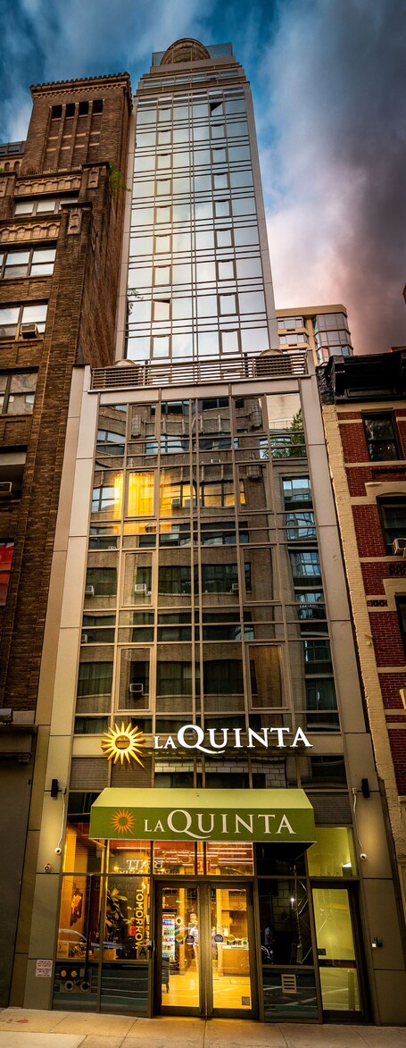 La Quinta Inn & Suites by Wyndham Times Square South - view 2