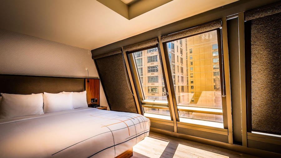 La Quinta Inn & Suites by Wyndham Times Square South