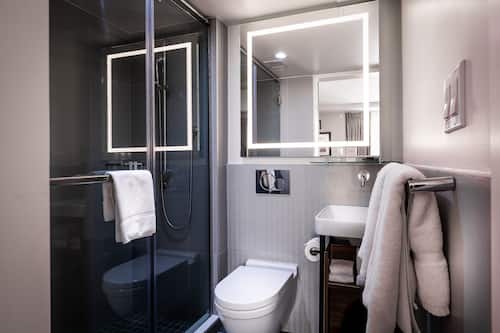 Room, 1 King Bed, Non Smoking | Bathroom | Shower, rainfall showerhead, hair dryer, towels