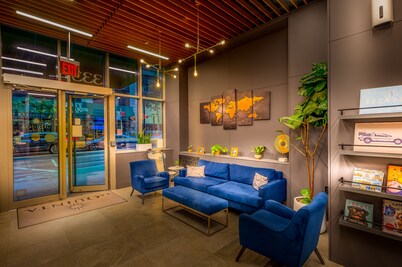 La Quinta Inn & Suites by Wyndham Times Square South