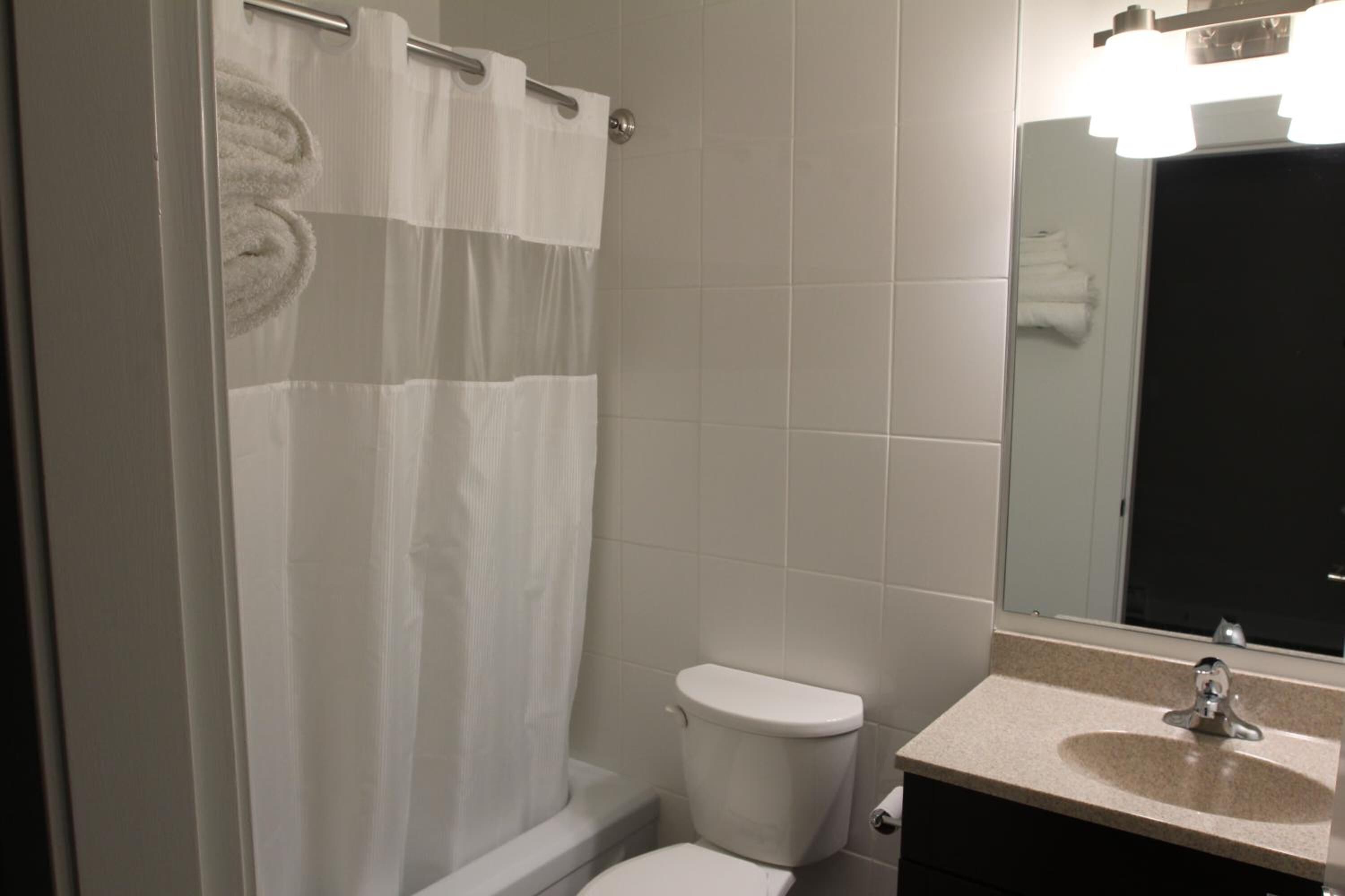 combined shower/bathtub, towels