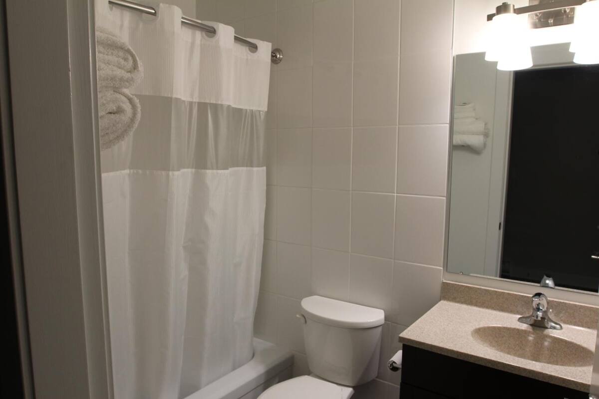 combined shower/bathtub, towels