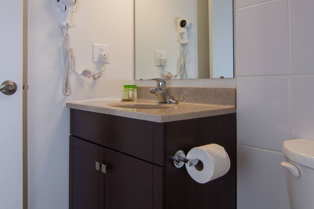 combined shower/bathtub, towels