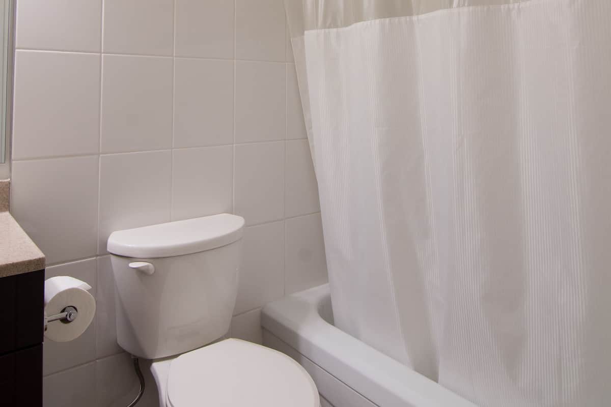 combined shower/bathtub, towels