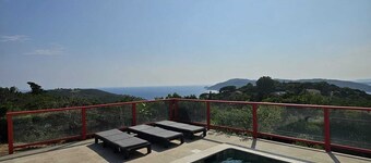 Naturistparadisvilla med pooludsigt