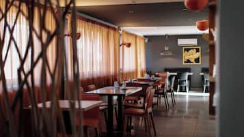 Der serveres frokost og aftensmad