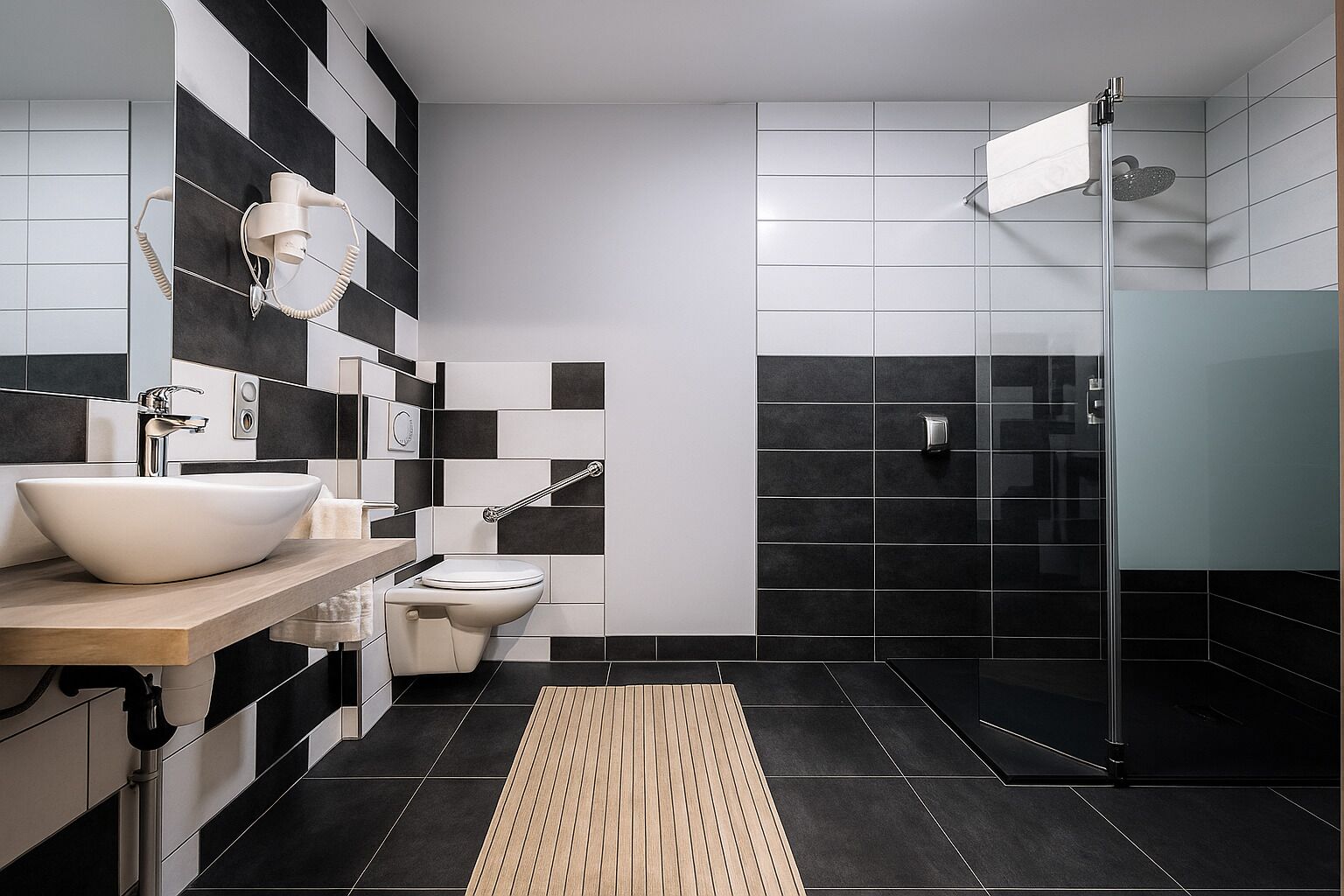 combined shower/bathtub, deep-soaking bathtub, free toiletries