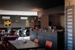 Se sirven comidas, cenas y cocina francesa 