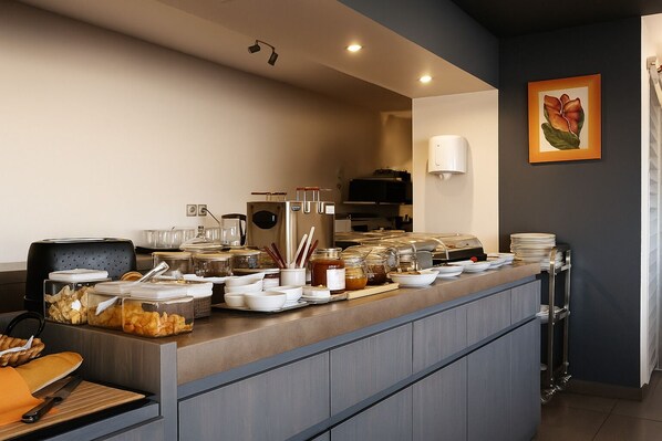 Daily continental breakfast (EUR 14.5 per person)