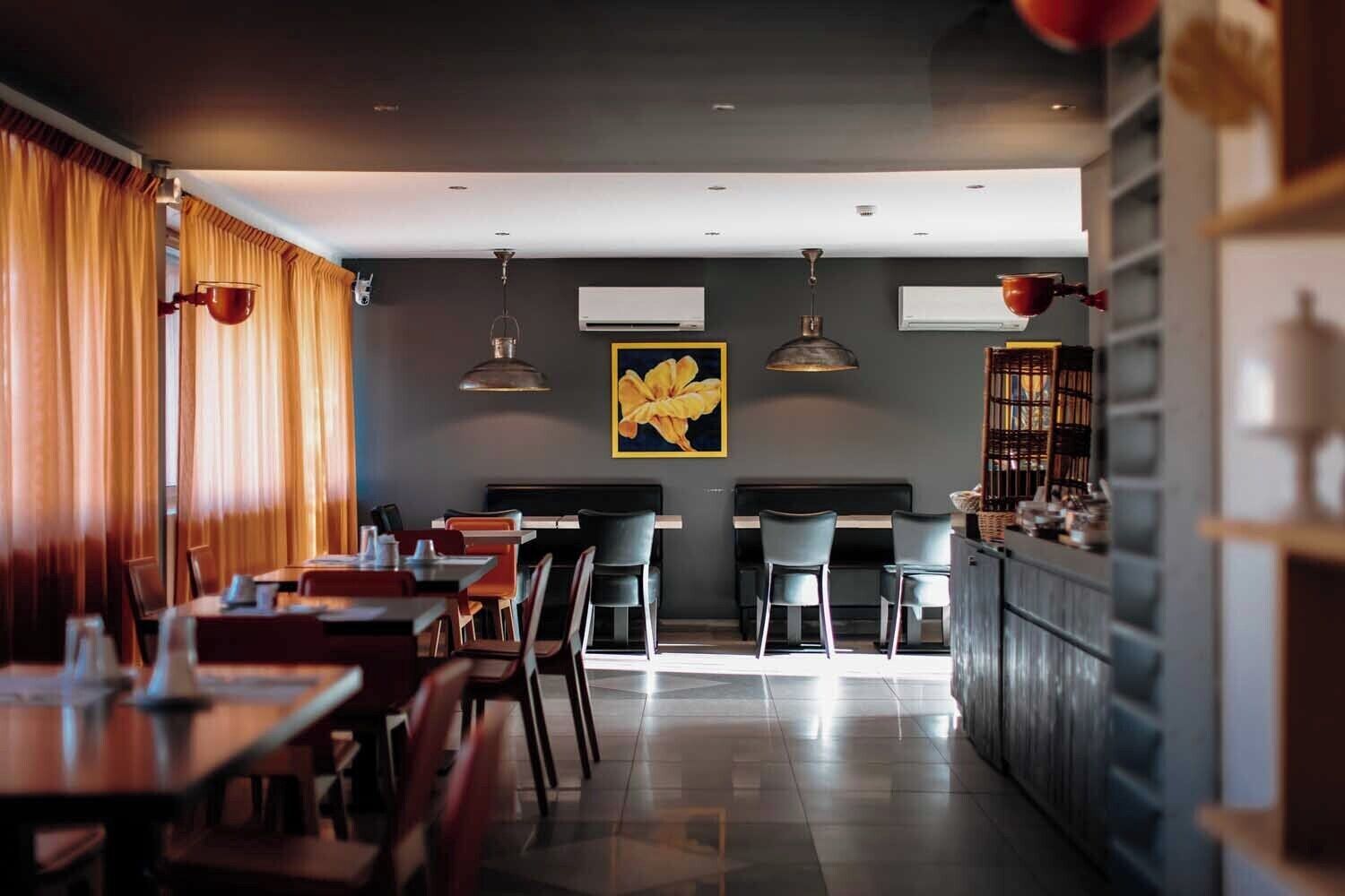 lunch and dinner served, french cuisine