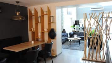 Daily continental breakfast (EUR 14.5 per person)