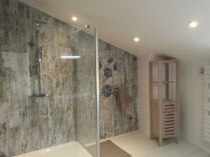 淋浴设施、吹风机、毛巾、肥皂