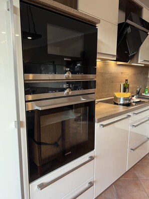 Fridge, microwave, oven, stovetop - Exquisite apartment on one of the most beautiful beaches in Germany (Prerow)