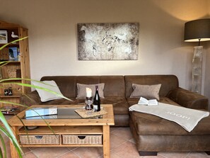 Smart TV, DVD player, books, stereo