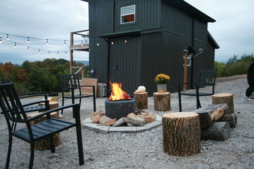 Secluded Scandinavian Style Cabin/20 private acres/ View/Hot Tub/Game Room