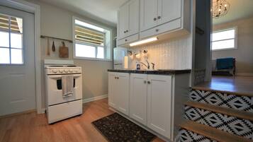 Køleskab, mikrobølgeovn, ovn, kogeplade