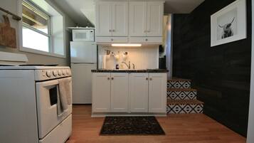 Køleskab, mikrobølgeovn, ovn, kogeplade