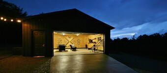 Secluded Scandinavian Style Cabin/20 private acres/ View/Hot Tub/Game Room 