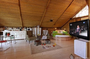 Executive Suite (hadarim) | Living area | 42-inch flat-screen TV with satellite channels, TV