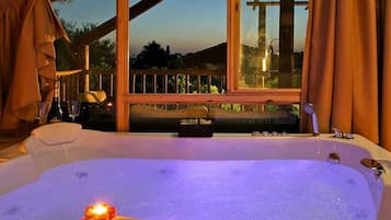 Basic Suite (biktapuz) | Private spa tub