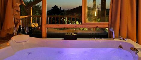 Basic Suite (biktapuz) | Private spa tub