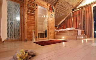 Minibar, decoración personalizada y sistema de insonorización