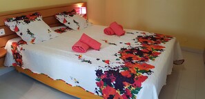 2 chambres, coffre-fort, bureau, fer et planche à repasser