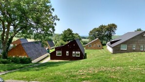 Ett bostadsområde med hus som har sluttande tak och en gräsyta.