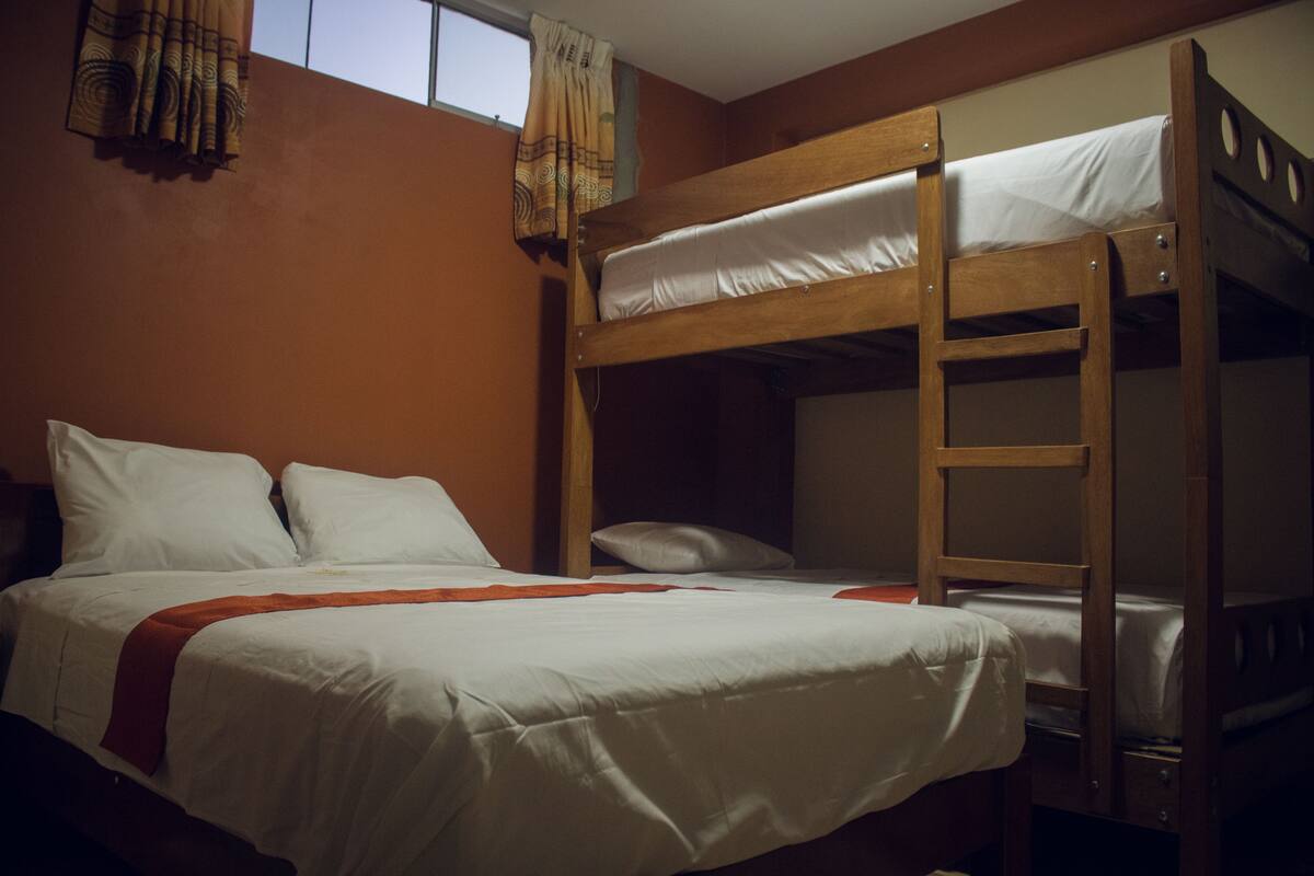 Habitación triple básica, varias camas | Escritorio, cortinas blackout, wifi gratis y ropa de cama