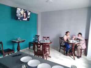 Free continental breakfast on weekdays