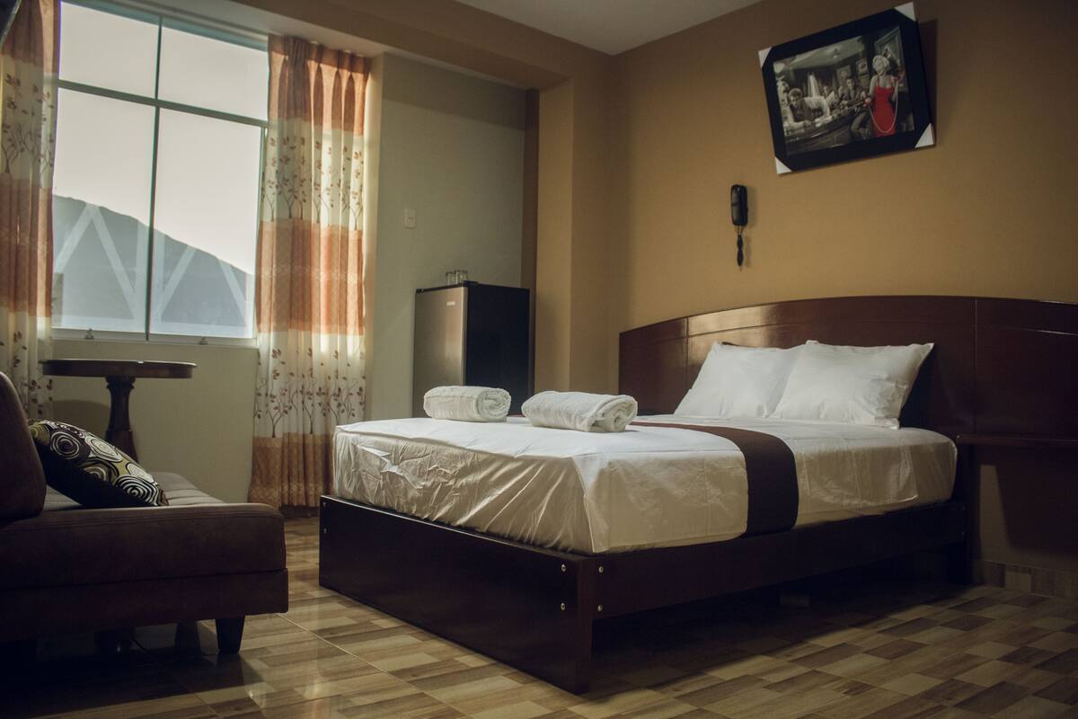 Estudio superior, vista a la ciudad | Escritorio, cortinas blackout, wifi gratis y ropa de cama 
