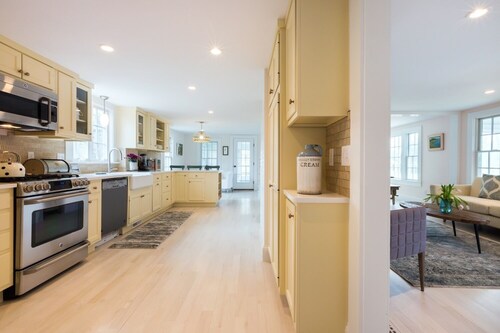 Impresionantes pasos de casas recientemente renovadas a Barnstable Harbour, capacidad para 14 personas; 066-Ba